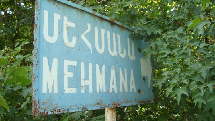 Η πινακίδα που δείχνει τη διαδρομή προς το Μεχμανά, στον αυτοκινητρόδρομο Ντρμπόν-Μαρτακέρτ (πηγή: Ліонкінг/ en.wikipedia.org/wiki/Mehmana)