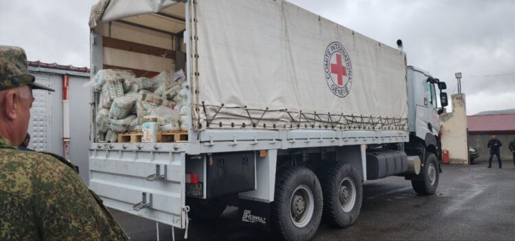 Όχημα του Ερυθρού Σταυρού μεταφέρει ανθρωπιστική βοήθεια στο Ναγκόρνο Καραμπάχ (φωτ.: twitter.com/Aeternum)