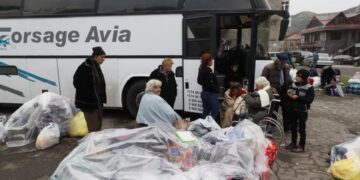 Κάτοικοι του Ναγκόρνο Καραμπάχ που εγκατέλειψαν τις εστίες και πέρασαν στην Αρμενία (φωτ.: EPA/Anatoly Maltsev)