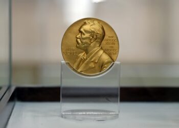 Το μετάλλιο που απονέμεται από τη Σουηδική Ακαδημία για το Βραβείο Νόμπελ (φωτ.: EPA/Mauricio Duenas Castaneda)