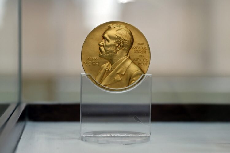 Το μετάλλιο που απονέμεται από τη Σουηδική Ακαδημία για το Βραβείο Νόμπελ (φωτ.: EPA/Mauricio Duenas Castaneda)