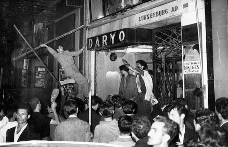 Ο όχλος λεηλατεί κατάστημα στο Πέρα (φωτ.: αρχείο Fahri Çoker / Εκδόσεις Ιδρύματος Ιστορίας)