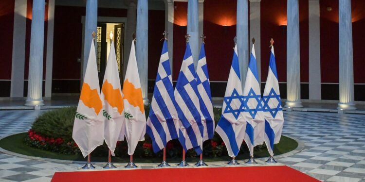 Οι σημαίες της Ελλάδος, της Κύπρου και του Ισραήλ (φωτ. αρχείου: Eurokinissi/ Τατιάνα Μπόλαρη)