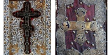 Τα ιερά κειμήλια της Παναγίας Σουμελά, ο Σταυρός του Μανουήλ Γ΄ Κομνηνού και το χειρόγραφο Ευαγγέλιο του οσίου Χριστοφόρου (φωτ.: Φίλιππος Φασούλας)