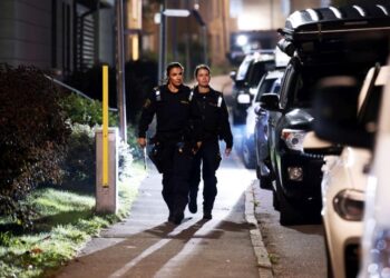 Σουηδοί αστυνομικοί περιπολούν στο Τζόρντμπρο, μετά το αιματηρό επεισόδιο με τους τρεις νεκρούς (φωτ.: EPA/Nils Petter Nilsson)