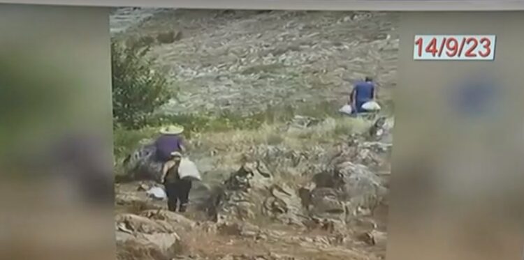 Κάτοικοι του πλημμυρισμένου χωριού Κεραμίδι Τρικάλων επιστρέφουν στο βουνό από όπου κατέβηκαν για να πάρουν νερό και τρόφιμα (φωτ.: ΕΡΤ)