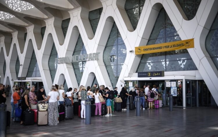 Τουρίστες περιμένουν στο αεροδρόμιο του Μαρακές για να επιβιβαστούν σε αεροσκάφη που θα τους φέρουν πίσω στις πατρίδες τους μετά τον ισχυρό σεισμό των 6,8 βαθμών της κλίμακας Ρίχτερ (φωτ.: EPA/Yoan Valat)