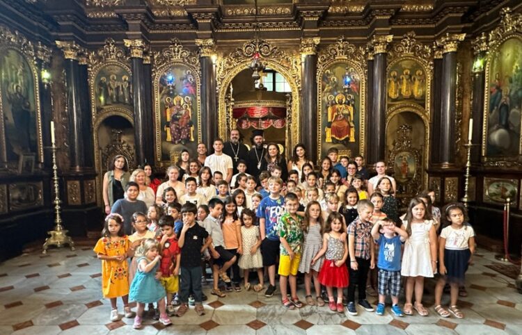Μικροί και μεγαλύτεροι μαθητές μετά τον αγιασμό στο ναό Αγίας Τριάδας στη Βιέννη (φωτ.: Hephaestus Wien)