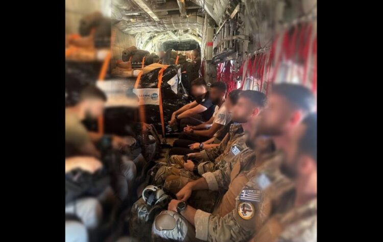 Τα μέλη της ελληνικής ανθρωπιστικής αποστολής των Ενόπλων Δυνάμεων στο αεροσκάφος που τους μετέφερε στη Λιβύη (φωτ.: Χ/ΓΕΕΘΑ)