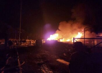 Πυροσβέστες επιχειρούν στο σημείο της έκρηξης στη δεξαμενή καυσίμων κοντά στο Στεπανακέρτ (φωτ.: ΕΡΑ/Επιτροπή Ανθρωπίνων Δικαιωμάτων Αρτσάχ-Ναγκόρνο Καραμπάχ)