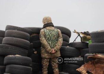 Αρμένιος στρατιώτης σε σημείο ελέγχου στη μεθόριο μεταξύ Αρμενίας και Αζερμπαϊτζάν (φωτ. αρχείου: armenpress.am)