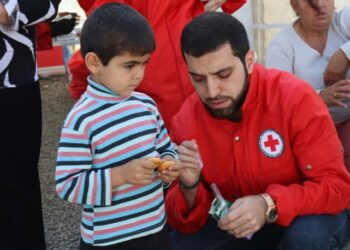 Μικρός πρόσφυγας δέχεται τη φροντίδα διασώστη του Ερυθρού Σταυρού στα εδάφη της Αρμενίας (φωτ.: CivilNet/Levon Hakobyan)