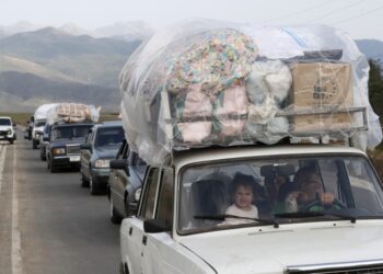 Αρμένιοι με φορτωμένα αυτοκίνητα περιμένουν να περάσουν τα σύνορα από το Αρτσάχ κατά δεκάδες με όλο τους το βιός (φωτ.: EPA/Anatoly Maltsev)