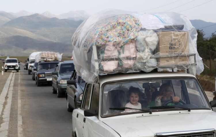 Αρμένιοι με φορτωμένα αυτοκίνητα περιμένουν να περάσουν τα σύνορα από το Αρτσάχ κατά δεκάδες με όλο τους το βιός (φωτ.: EPA/Anatoly Maltsev)