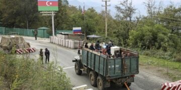 Αρμένιοι σε φορτηγό εγκαταλείπουν το Αρτσάχ και περιμένουν να περάσουν από το σημείο ελέγχου στο διάδρομο του Λατσίν (φωτ.: EPA/Roman Ismayilov)