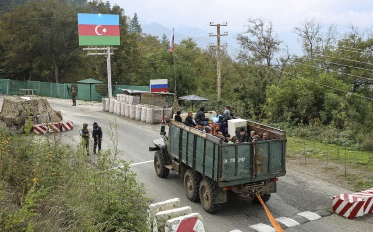 Αρμένιοι σε φορτηγό εγκαταλείπουν το Αρτσάχ και περιμένουν να περάσουν από το σημείο ελέγχου στο διάδρομο του Λατσίν (φωτ.: EPA/Roman Ismayilov)