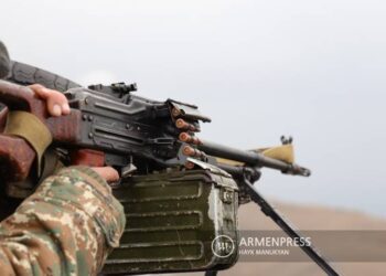Αρμένιος στρατιώτης στη μεθόριο με το Αζερμπαϊτζάν (φωτ.: armenpress.am)