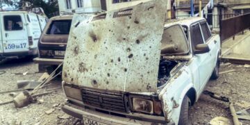 Κατεστραμμένα αυτοκίνητα στο Στεπνακέρτ, στο Αρτσάχ, μετά από επίθεση των δυνάμεων του Αζερμπαϊτζάν (φωτ.: EPA/Sargsyan/OC Media)