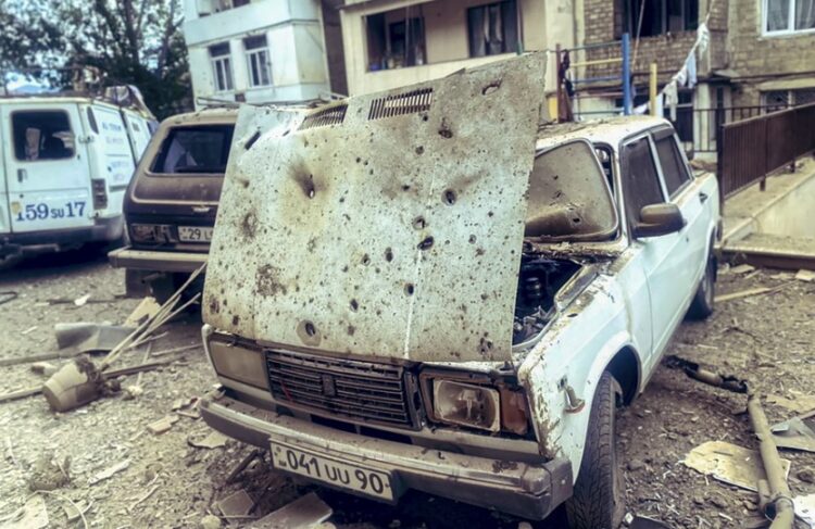 Κατεστραμμένα αυτοκίνητα στο Στεπνακέρτ, στο Αρτσάχ, μετά από επίθεση των δυνάμεων του Αζερμπαϊτζάν (φωτ.: EPA/Sargsyan/OC Media)