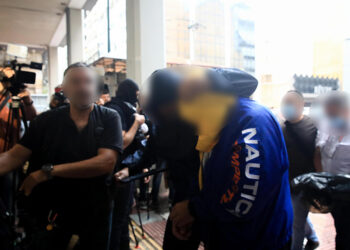 Οι συλληφθέντες του Blue Orizon οδηγούνται στον εισαγγελέα Πειραιά (φωτ.: EUROKINISSI / Γιάννης Παναγόπουλος)