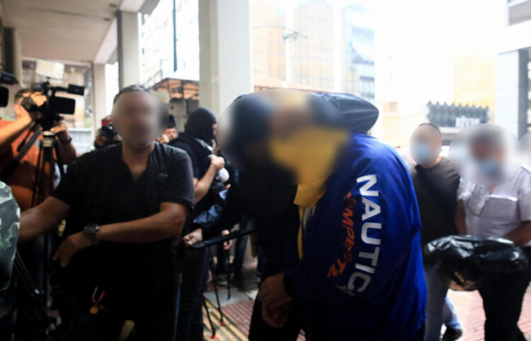 Οι συλληφθέντες του Blue Orizon οδηγούνται στον εισαγγελέα Πειραιά (φωτ.: EUROKINISSI / Γιάννης Παναγόπουλος)