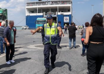 Λιμενικός  απομακρύνει τον κόσμο από το λιμάνι του Ηρακλείου όπου μόλις έχει δέσει το Blue Horizon, ερχόμενο από τον Πειραιά (φωτ.: EUROKINISSI/Στέφανος Ραπάνης)