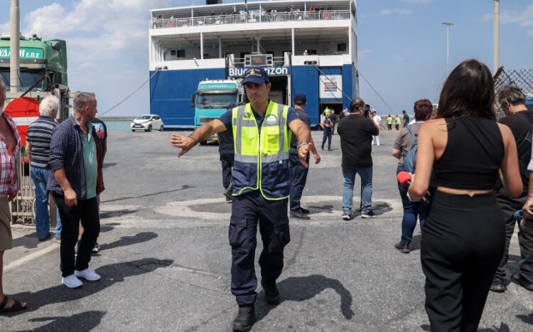 Λιμενικός  απομακρύνει τον κόσμο από το λιμάνι του Ηρακλείου όπου μόλις έχει δέσει το Blue Horizon, ερχόμενο από τον Πειραιά (φωτ.: EUROKINISSI/Στέφανος Ραπάνης)
