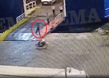Στιγμιότυπο από ιδιωτικό βίντεο δείχνει τον άτυχο άνδρα επάνω στον καταπέλτη του πλοίου (φωτ.: glomex)