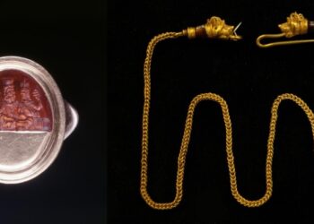 Αριστερά, ρωμαϊκός χαραγμένος πολύτιμος λίθος, με το ζεύγος Σέραπις και Ίσις και μια γυναικεία μορφή που κρατά ένα κρόταλο από τον 1ο-3ο αιώνα μ.Χ., δεμένο σε χρυσό και δεξιά ελληνική χρυσή αλυσίδα για το λαιμό με κεφάλια λεόντων στα τελειώματα, από την Κύπρο, 3ος αιώνας π.Χ. (φωτ.: Βρετανικό Μουσείο)