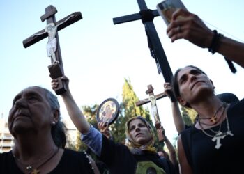 Διαδηλώτριες με σταυρούς και εικόνες διαμαρτύρονται ενάντια στις νέες ταυτότητες (φωτ.: EUROKINISSI/Βασίλης Ρεμπάπης)