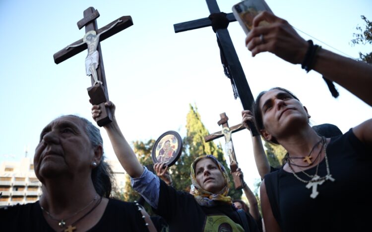 Διαδηλώτριες με σταυρούς και εικόνες διαμαρτύρονται ενάντια στις νέες ταυτότητες (φωτ.: EUROKINISSI/Βασίλης Ρεμπάπης)
