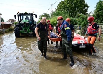Διασώστες μεταφέρουν εγκλωβισμένο κάτοικο από το πλημμυρισμένο χωριό Παλαμάς στην περιοχή της Καρδίτσας (φωτ.: EUROKINISSI/Μιχάλης Καραγιάννης)