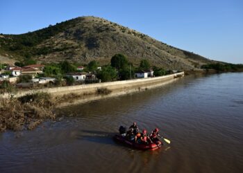 Διασώστες επιχειρούν με βάρκα στον πλημμυρισμένο Βλοχό, όπου περίπου 60 άτομα παρέμεναν στην εκκλησία του χωριού (φωτ.: EUROKINISSI/Μιχάλης Καραγιάννης)