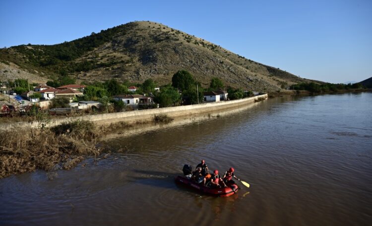 Διασώστες επιχειρούν με βάρκα στον πλημμυρισμένο Βλοχό, όπου περίπου 60 άτομα παρέμεναν στην εκκλησία του χωριού (φωτ.: EUROKINISSI/Μιχάλης Καραγιάννης)