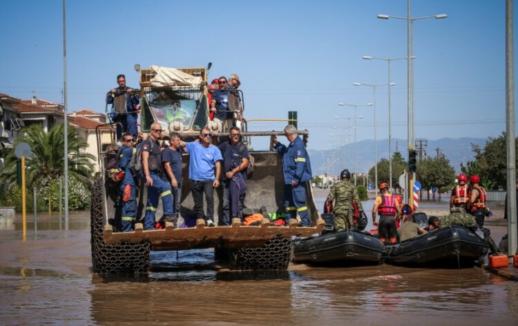 Διασώστες επιχειρούν με κάθε μέσο στις πλημμυρισμένες περιοχές (φωτ.: EUROKINISSI/Λεωνίδας Τζέκας)