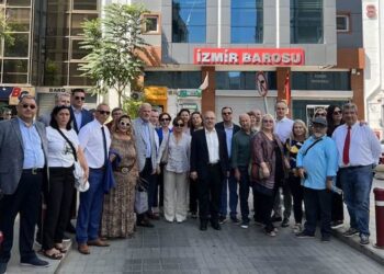 Τα μέλη των Δικηγορικών Συλλόγων της Ελλάδας κατά την επίσκεψή τους στη Σμύρνη (φωτ.: facebook/Δημήτρης Βερβεσός)