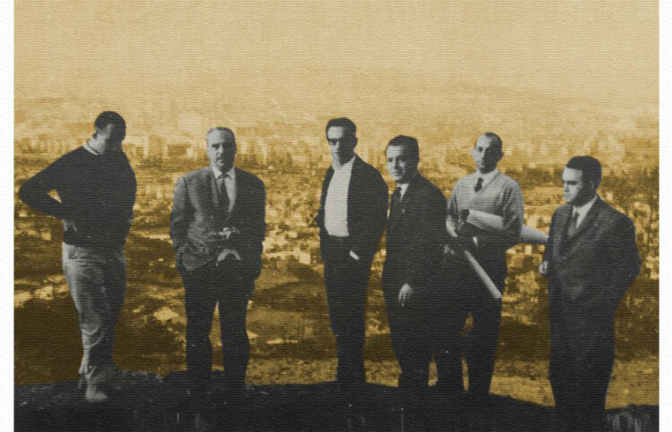 Ο Κ. Δοξιάδης με συνεργάτες του μπροστά από τα ερείπια των Σκοπίων. Από την αφίσα της έκθεσης του 2018 στο Μουσείο Μπενάκη (πηγή: doxiadisplus.com)