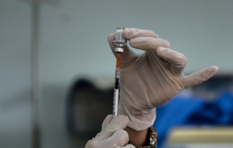 Το αντιγριπικό εμβόλιο συνταγογραφείται και χορηγείται σε μία δόση ετησίως (φωτ.: EUROKINISSI/Γιώργος Ευσταθίου)