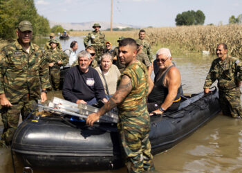 Στρατιώτες μεταφέρουν με βάρκες πλημμυροπαθείς  (φωτ.: ΑΠΕ-ΜΠΕ / Αχιλλέας Χήρας)