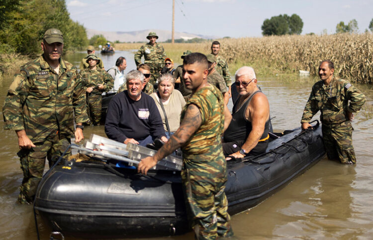 Στρατιώτες μεταφέρουν με βάρκες πλημμυροπαθείς  (φωτ.: ΑΠΕ-ΜΠΕ / Αχιλλέας Χήρας)