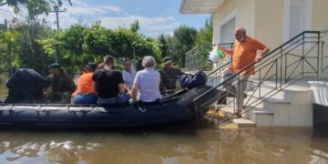 Στελέχη των Ενόπλων Δυνάμεων απομακρύνουν πολίτες από τα πλημμυρισμένα σπίτια στη Θεσσαλία (φωτ.: Γραφείο Τύπου ΓΕΕΘΑ)