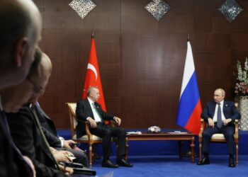 Από αριστερά, ο Τούρκος πρόεδρος Ρετζέπ Ταγίπ Ερντογάν σε συνομιλίες που είχε με τον Βλαντίμιρ Πούτιν τον περασμένο Οκτώβριο στο Καζακστάν (φωτ.: EPA/Vyacheslav Prokofyev)