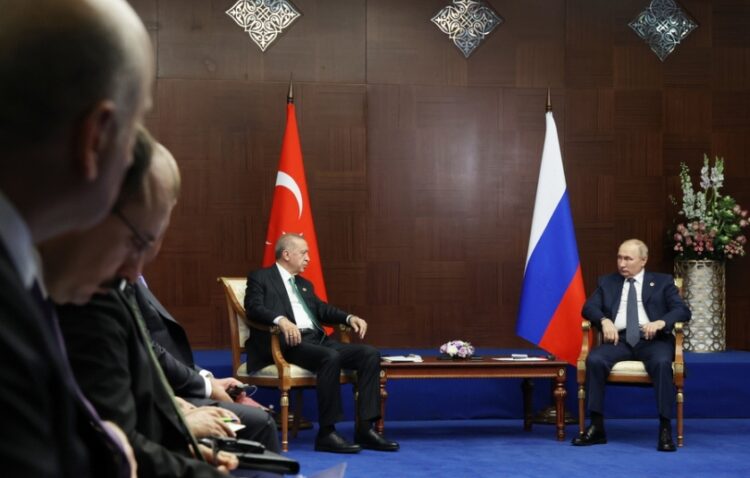 Από αριστερά, ο Τούρκος πρόεδρος Ρετζέπ Ταγίπ Ερντογάν σε συνομιλίες που είχε με τον Βλαντίμιρ Πούτιν τον περασμένο Οκτώβριο στο Καζακστάν (φωτ.: EPA/Vyacheslav Prokofyev)
