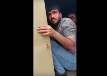 Χαρακτηριστικό στιγμιότυπο από το βίντεο, όταν οι «σερίφηδες» ανοίγουν την πόρτα του τρέιλερ και οι μετανάστες αντικρίζουν το φως (φωτ.: YouTube)