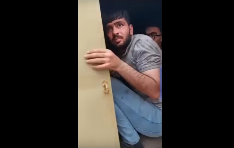 Χαρακτηριστικό στιγμιότυπο από το βίντεο, όταν οι «σερίφηδες» ανοίγουν την πόρτα του τρέιλερ και οι μετανάστες αντικρίζουν το φως (φωτ.: YouTube)