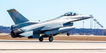Στις 22 Φεβρουαρίου 2021, προσγειώνεται στις εγκαταστάσεις της Lockheed Martin στο Fort Worth του Τέξας στις ΗΠΑ το F-16 με αριθμό 005 για να ξεκινήσει ένα εξαντλητικό δοκιμαστικό πρόγραμμα πτήσεων (φωτ.: lockheedmartin.com/f-16)