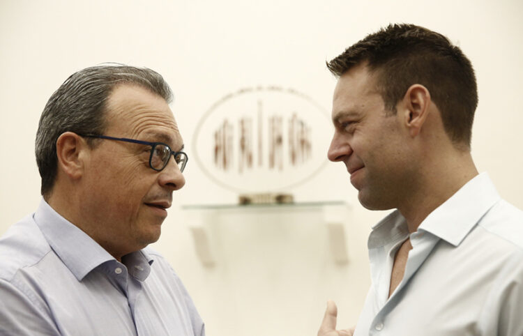 Ο επικεφαλής της KO του ΣΥΡΙΖΑ Σωκράτης Φάμελλος συνομιλεί με τον νέο πρόεδρο του κόμματος Στέφανο Κασσελάκη (φωτ.:  ΑΠΕ-ΜΠΕ / Γιάννης Κολεσίδης)