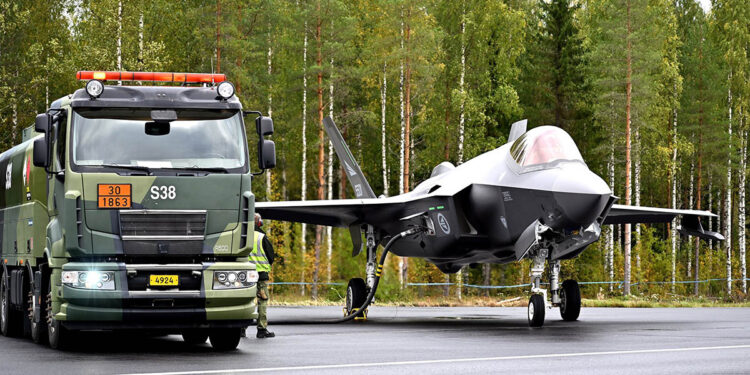 Aνεφοδιασμός σε αυτοκινητόδρομο, στο Τέρβο της κεντρικής Φινλανδίας, για το F-35A που ανήκει στη Βασιλική Πολεμική Αεροπορία της Νορβηγίας (φωτ.: X / FinnishAirForce)