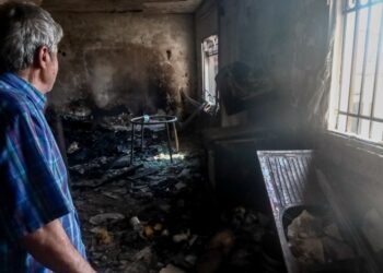 Πυρόπληκτος στην Πάρνηθα αντικρίζει καμένο σπίτι (φωτ.: EUROKINISSI/Κώστας Τζούμας)