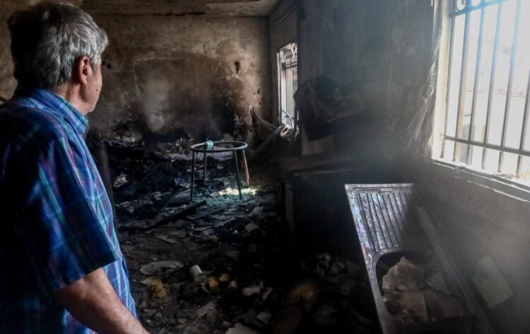 Πυρόπληκτος στην Πάρνηθα αντικρίζει καμένο σπίτι (φωτ.: EUROKINISSI/Κώστας Τζούμας)